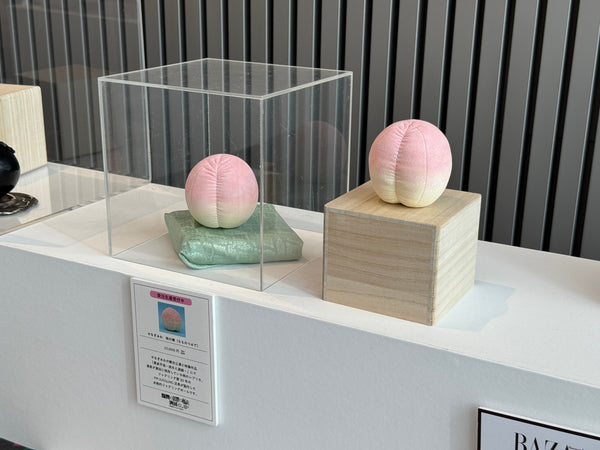 大阪中之島美術館で桃のボールが展示・販売されています